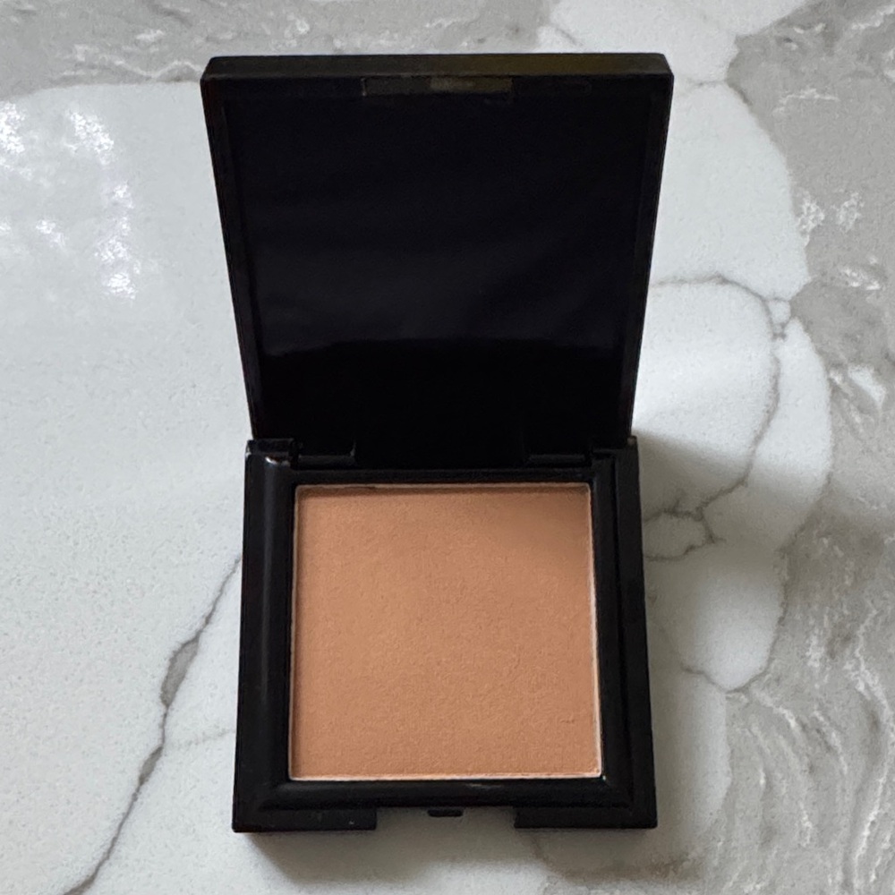 🌸5/$25🌸 Reina Rebelde on your face finishing powder in cafecito